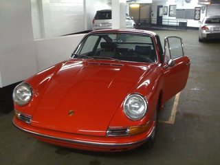 Illustration for article titled I'm the Santa who crashed my vintage Porsche on Christmas in New York City